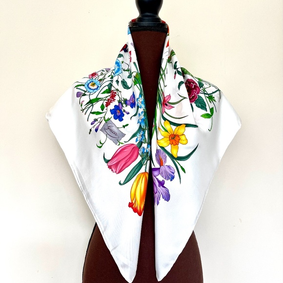 Display #1 New Gucci Scarf Iconic Flora Print White Silk Wrap - Picture 3 of 14